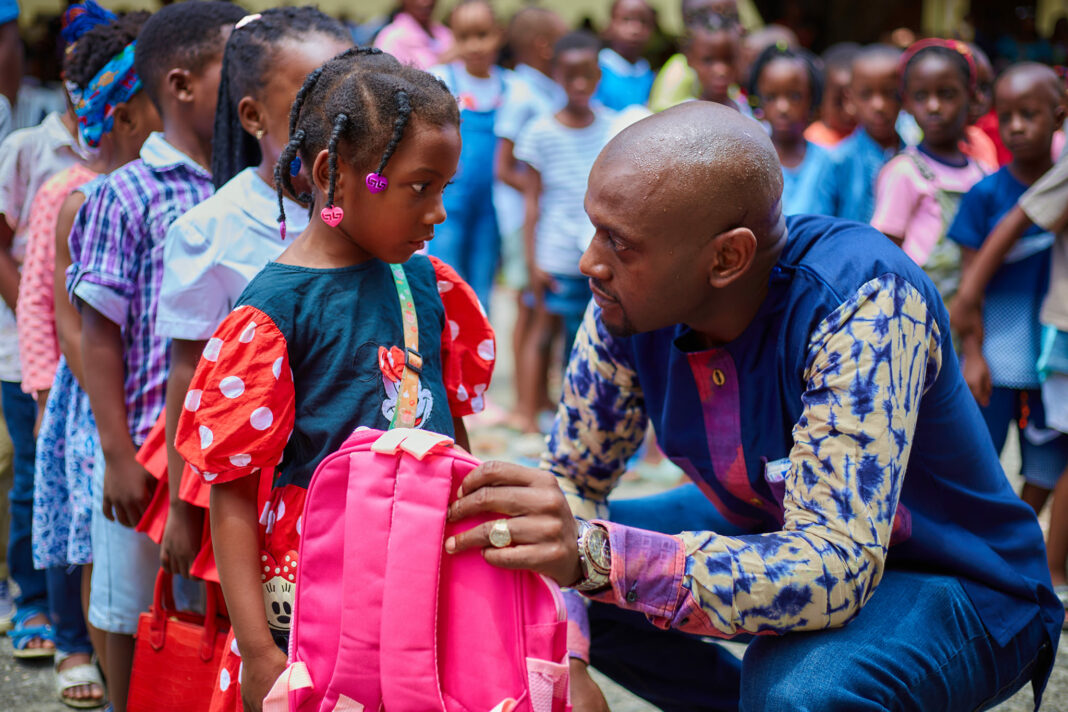 L’Honorable Melvin GONDJOUT, Député de la transition renforce l’Éducation avec la Remise de Kits Scolaires au 3e Arrondissement de Libreville
