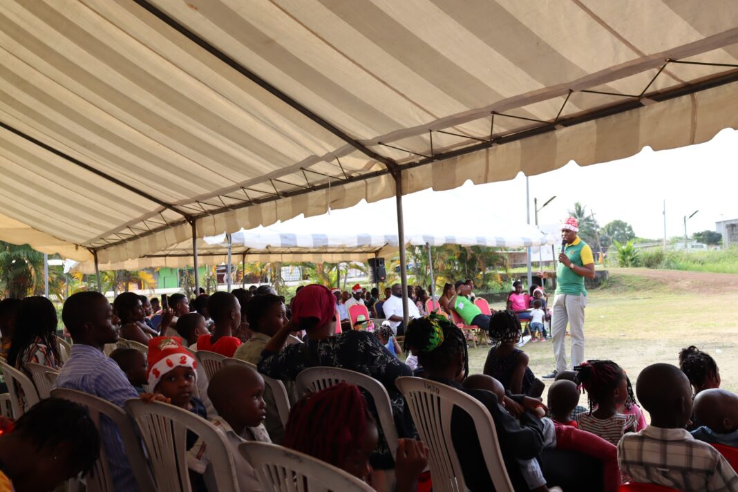 Akanda : Plus de 300 cadeaux distribués aux enfants démunis par l’honorable député Luck Ondias Souna