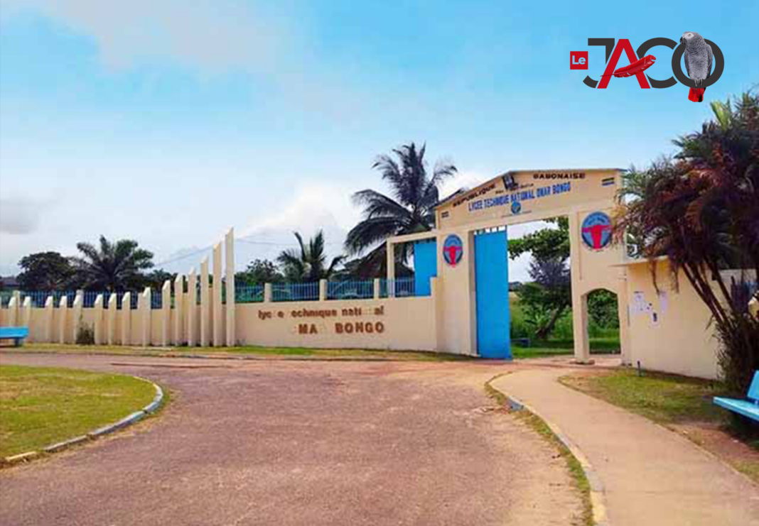 DEUX LYCÉENS ESCALADENT UN CAMION DE TRANSPORT DE BOISSONS ALCOOLISÉES