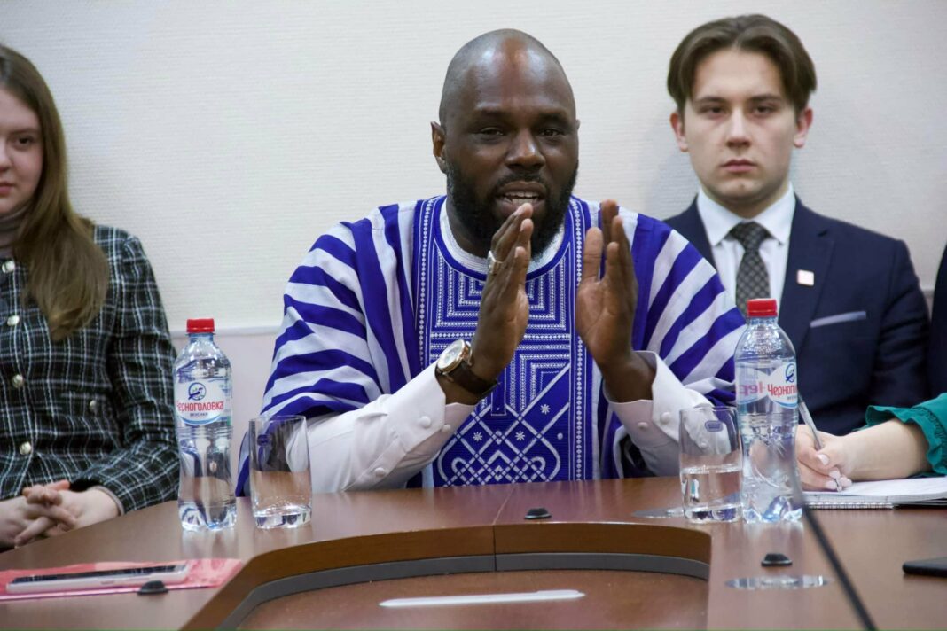 Bénin : Kémi Séba annonce sa candidature pour la présidentielle de 2026.