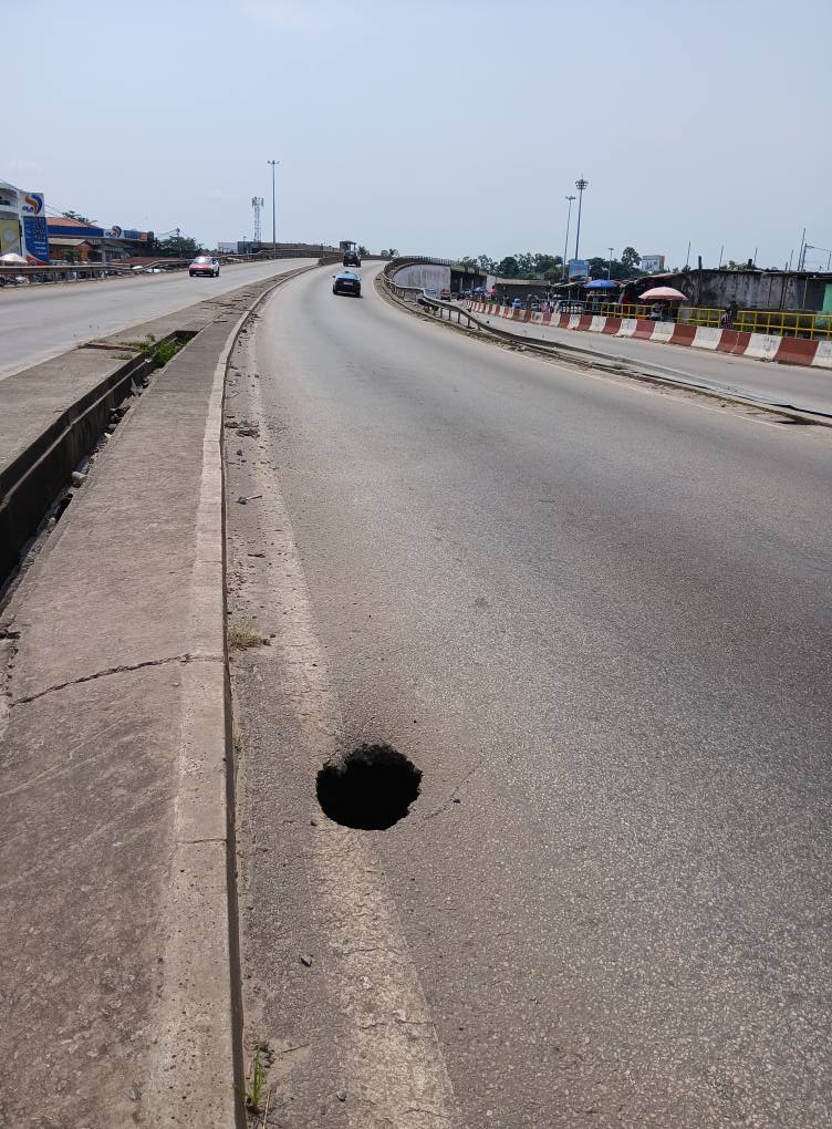 Libreville : Un trou sur l’échangeur de l’IAI inquiète les riverains