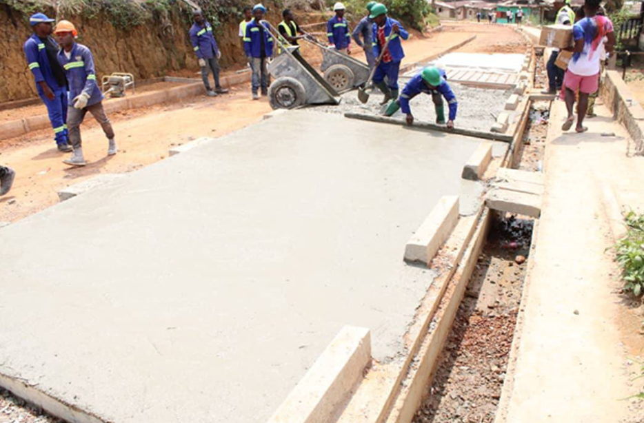 Oyem : la réhabilitation des voiries atteint 34 % d’avancement.