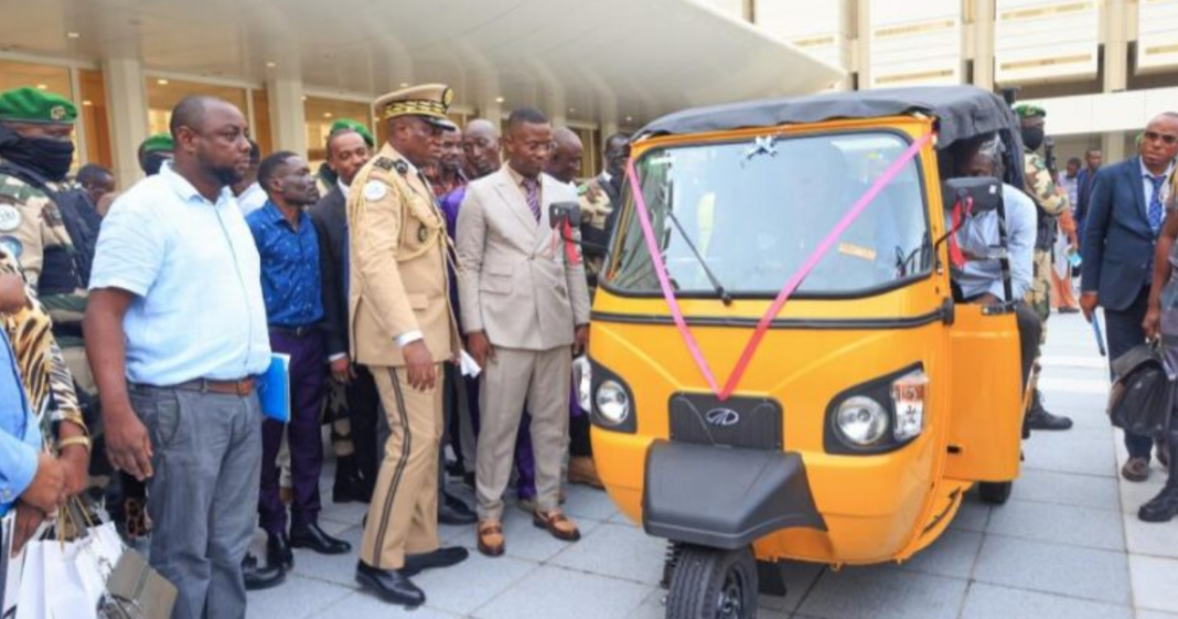 « Autonomisation des jeunes : le Général Oligui Nguema offre 400 tricycles aux quartiers sous-intégrés »