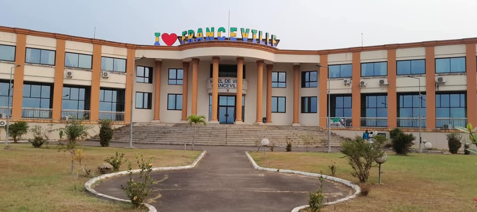 Mairies de Franceville et Oyem : Des budgets 2025 en hausse pour répondre aux besoins locaux.