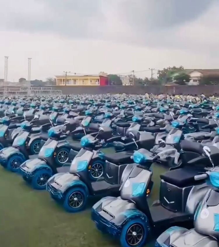 Gabon : 315 moto-tricycles remis aux personnes à mobilité réduite par le couple présidentiel.