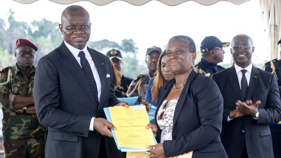 Gabon : Brice Clotaire Oligui Nguema remet 300 titres fonciers à Igoumié