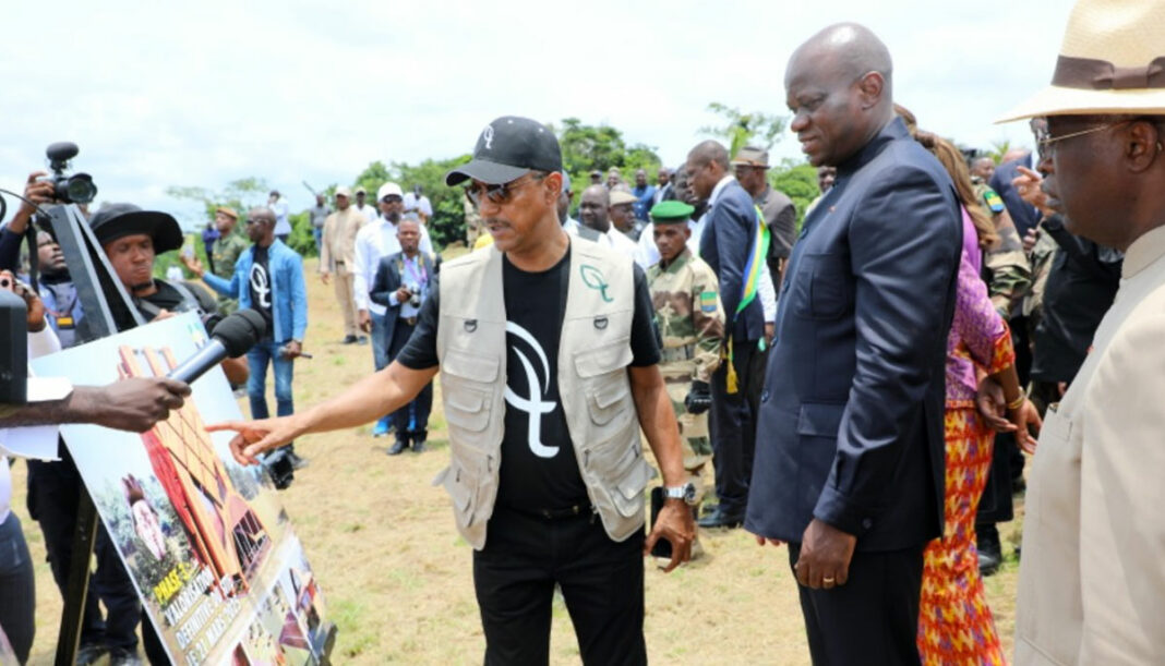 À Mouila, Oligui Nguema pose la première pierre du futur hôtel près du Lac Bleu
