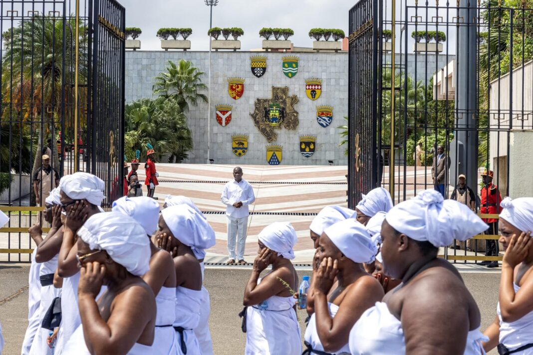 Brice Clotaire Oligui Nguema participe à la procession sacrée du peuple de la Côte : un geste fort d’unité nationale