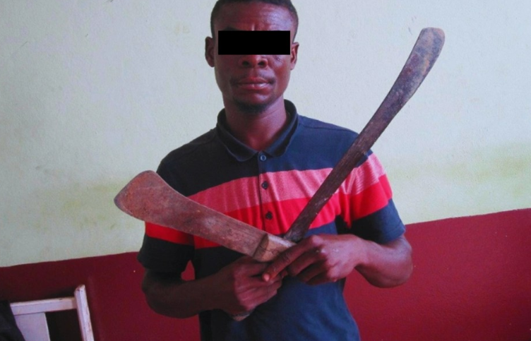 Dispute nocturne à Oyem : un jeune blessé à la machette par un voisin.