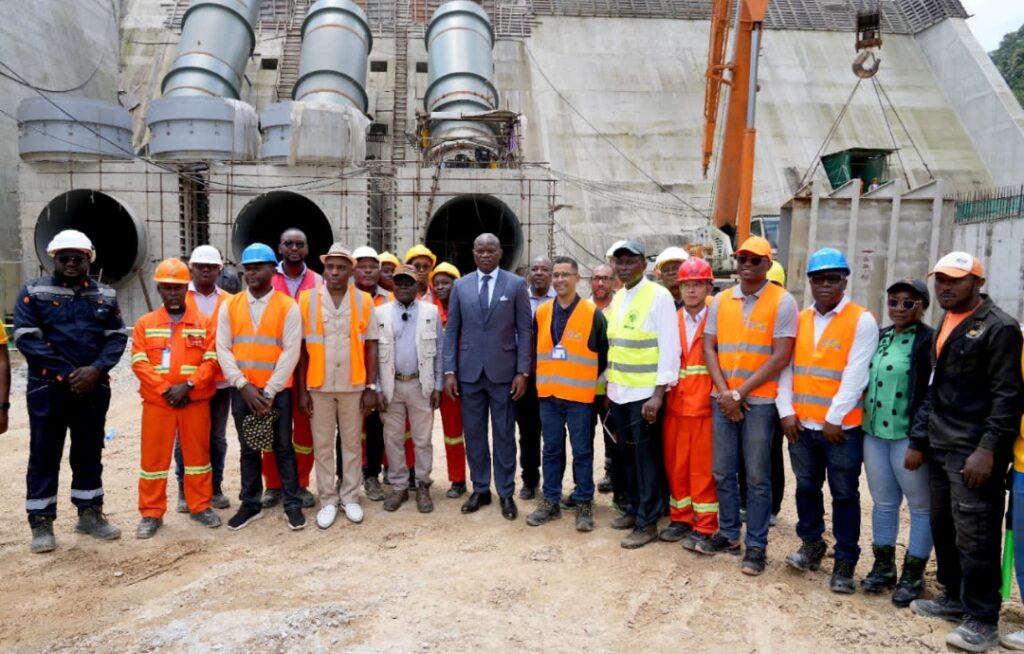 Kinguélé Aval : le Président sur le terrain du futur barrage