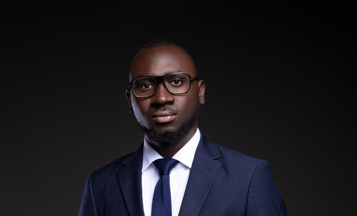 Jayson Okala met en garde contre l’improvisation en politique : “Les réseaux sociaux ne font pas gagner une élection”