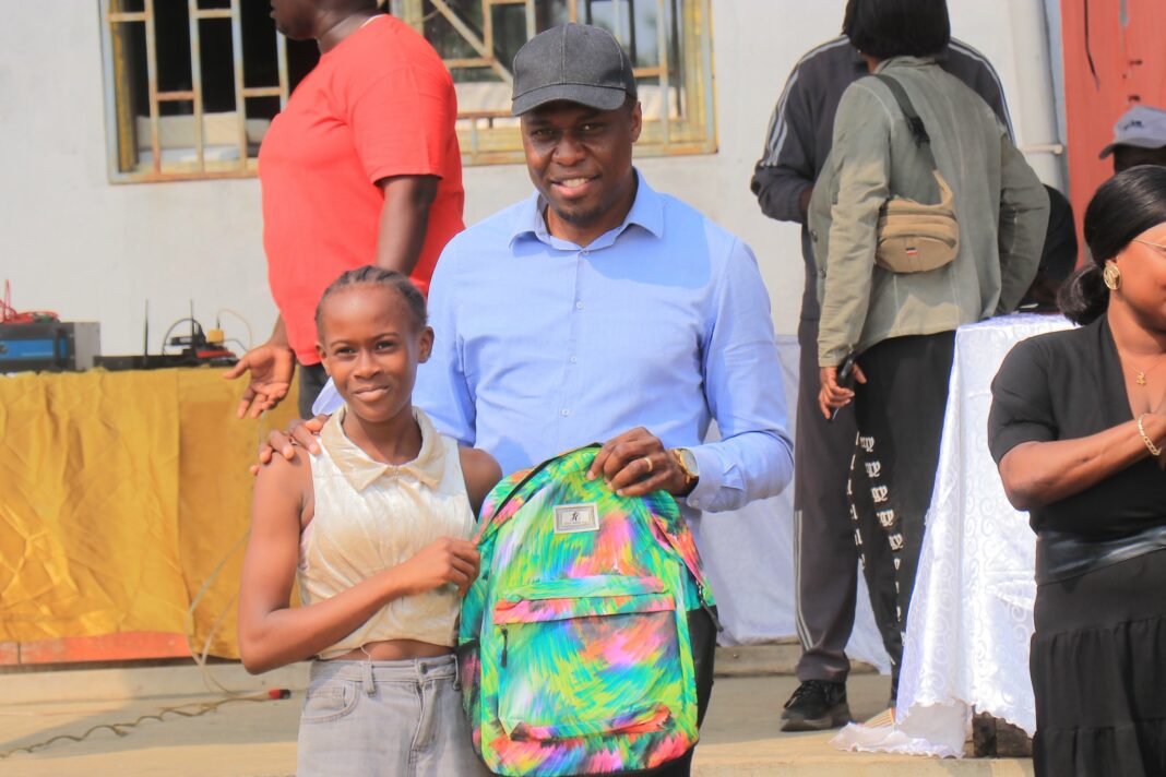 Akanda : Le député Luck Ondias Souna offre 500 kits scolaires aux enfants pour une rentrée sereine.