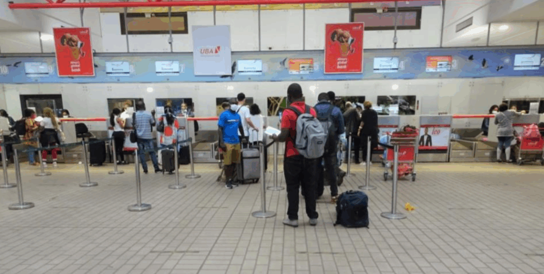 Plus d’un jeune sur deux veut quitter le pays : le signal fort d’Afrobarometer.