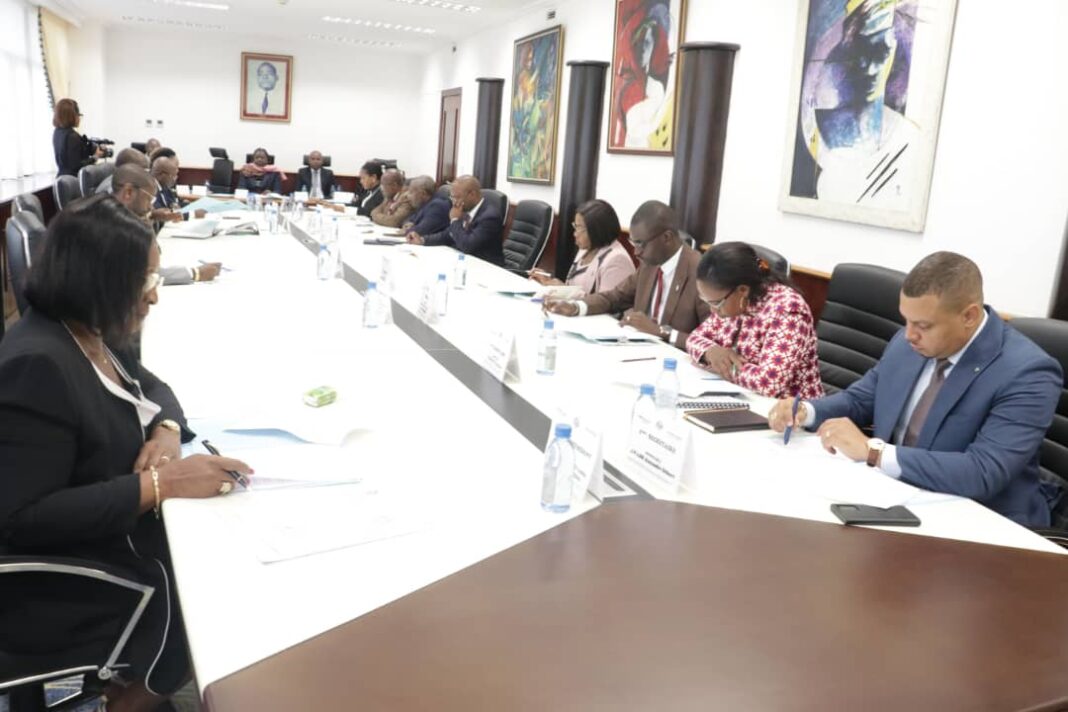 Assemblée nationale : Le Bureau examine les amendements du projet de règlement intérieur sous la présidence de l’Honorable Eloi Nzondo.