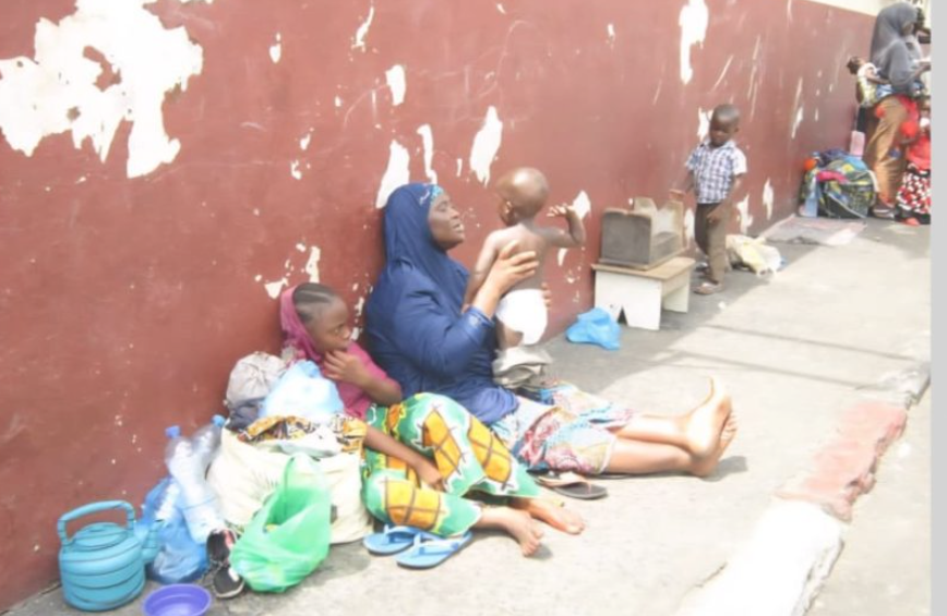 Gabon : jusqu’à six mois de prison et cinq millions de FCFA d’amende pour vagabondage et mendicité exploitée.