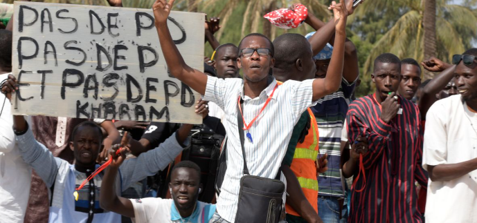 Sénégal : un projet de loi pour durcir la répression de l’homosexualité adopté en Conseil des ministres.
